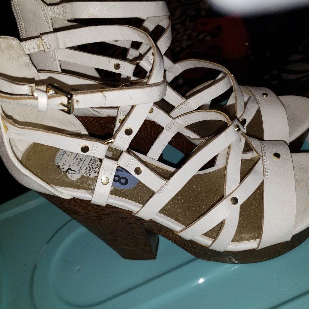 Guess white wedges